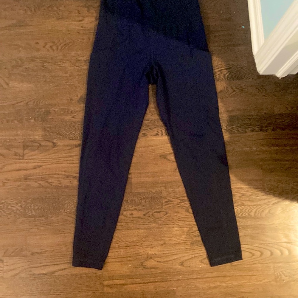 Selling because they were too small- navy Aeropostale leggings with pockets